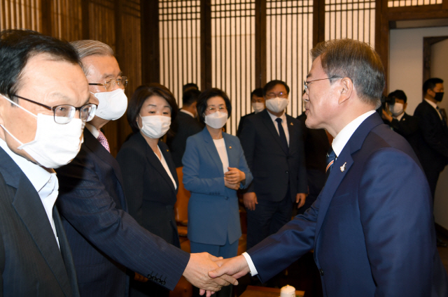 지난달 문재인 대통령이 국회에서 개원식 연설을 마친 뒤 차담회에서 김종인 미래통합당 비상대책위원장과 악수하고 있다./연합뉴스