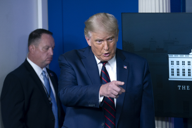 도널드 트럼프(오른쪽) 미국 대통령이 23일(현지시간) 백악관에서 열린 언론 브리핑에서 미 식품의약청(FDA)이 신종 코로나바이러스 감염증(코로나19) 혈장치료를 긴급승인했다는 사실을 발표하고 있다.      /AFP연합뉴스