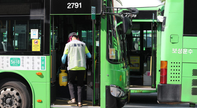 24일 서울 구로구 보성운수 차고지에서 관계자가 차량 방역소독작업을 하고 있다. 서울 시내버스 6512번과 5618번 운전기사 3명이 코로나19 확진판정을 받아 지난 23일 해당 노선 운행이 일시 중단됐다. /연합뉴스