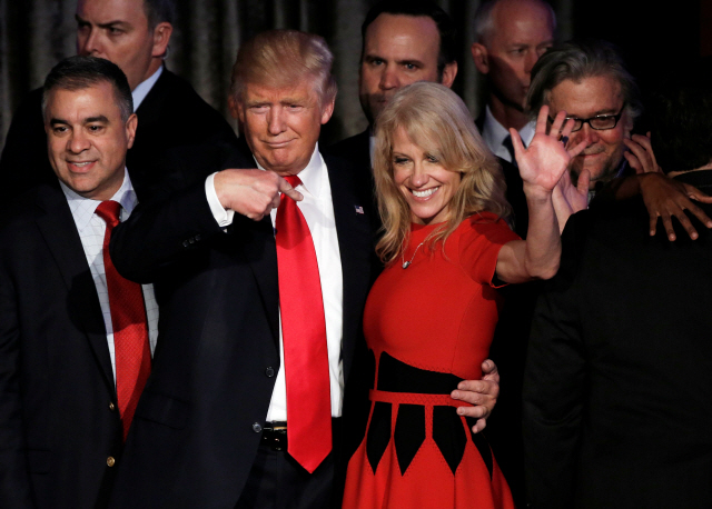 도널드 트럼프(왼쪽에서 세번째) 미국 대통령과 그의 옆에서 손 흔들고 있는 켈리앤 콘웨이 백악관 선임고문./로이터연합뉴스