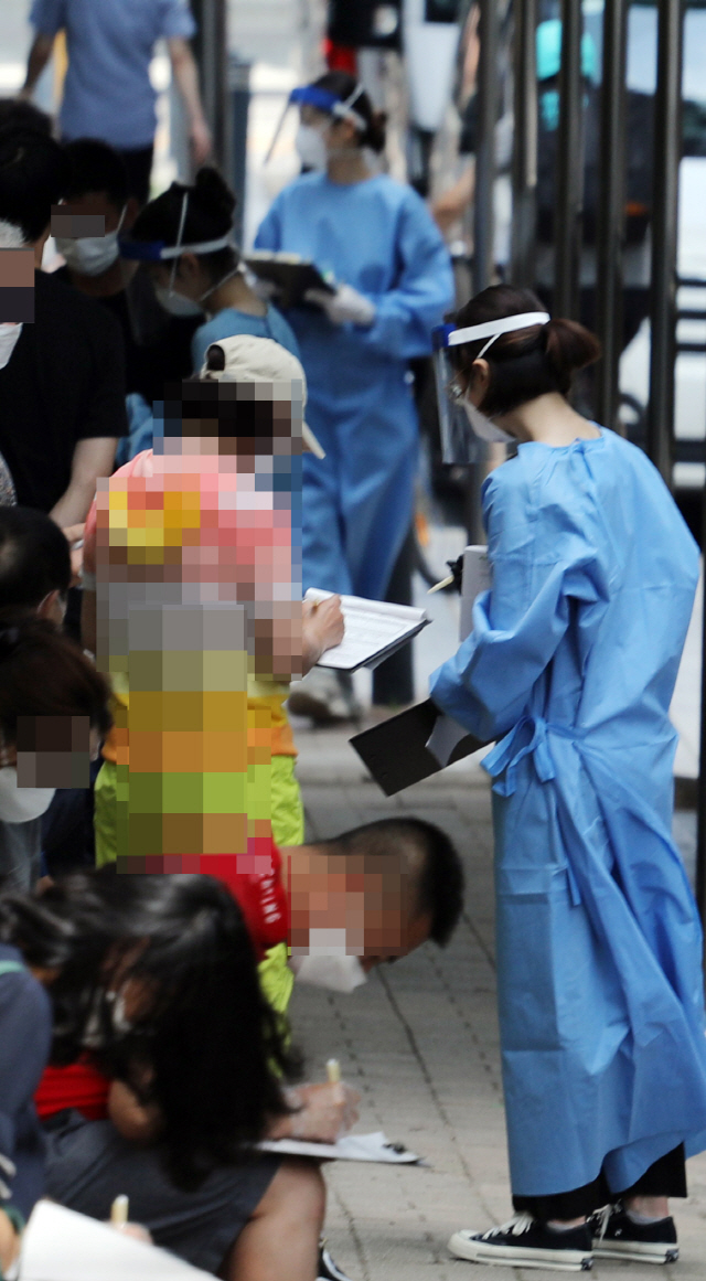 24일 관악구 보건소에서 시민들이 코로나19 검사를 기다리고 있다./연합뉴스
