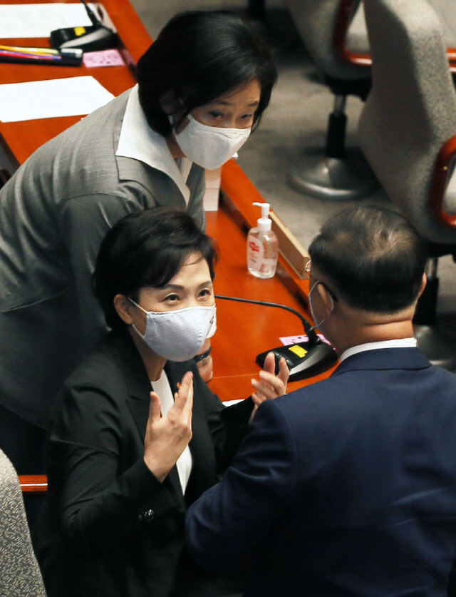 홍남기 경제부총리(오른쪽부터), 김현미 국토교통부 장관, 박영선 중소벤처기업부 장관이 24일 국회 예산결산특별위원회 전체회의에서 논의하고 있다. /연합뉴스