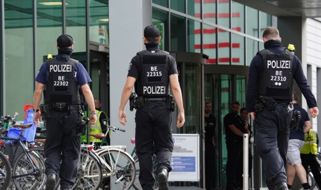 나발니가 입원중인 샤리테 병원 주위를 순찰하는 독일 경찰 /EPA연합뉴스