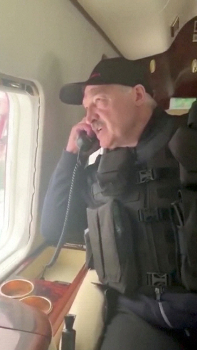 알렉산드르 루카셴코 벨라루스 대통령이 23일(현지시간) 관저로 가는 헬기에서 통화하고 있다. /로이터연합뉴스