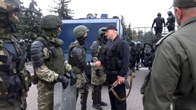 알렉산드르 루카셴코 벨라루스 대통령이 23일(현지시간) 관저로 호위하는 경호부대원들과 악수를 하며 격려하고 있다. /AP연합뉴스