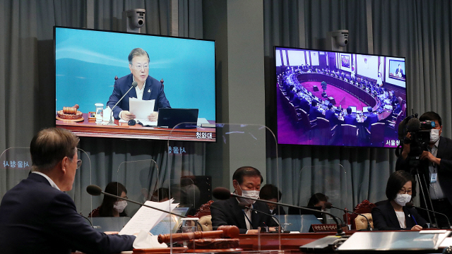 문재인 대통령이 25일 오전 청와대 여민관에서 영상 국무회의를 주재하고 있다./연합뉴스