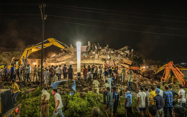 24일(현지시간) 인도 마하드에서 5층 건물이 붕괴된 가운데 구조대원들이 생존자를 찾고 있다. /AP연합뉴스