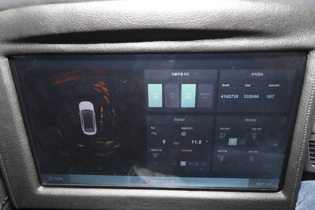 KT 클라우드 자율주행 차량의 뒷좌석 탑승자를 위한 주행 모니터링 화면. 다양한 5G, 자율주행, V2X 컨텐츠를 제공한다./사진제공=KT