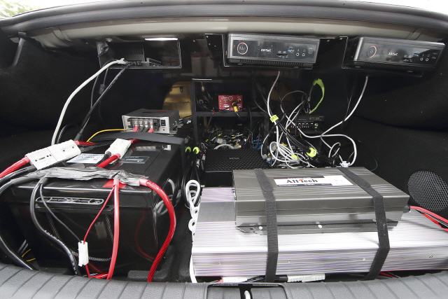 KT 클라우드 자율주행 차량 트렁크 내부에 라이다, 레이더, 카메라, GPS 등에서 받은 데이터를 처리하는 시스템이 설치돼 있다. /사진제공=KT