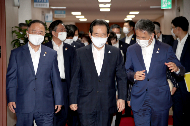 정세균(앞줄 가운데) 국무총리가 25일 정부서울청사에서 열린 국무회의에 홍남기(〃 왼쪽) 부총리 겸 기획재정부 장관과 함께 참석하고 있다./연합뉴스