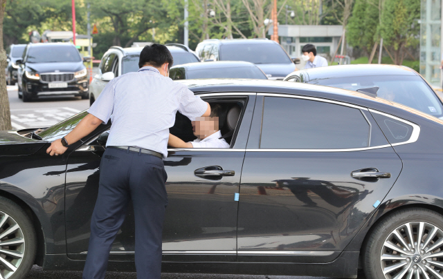 25일 오전 서울 여의도 국회 의원회관 앞 도로에서 직원들이 주차장으로 향하는 운전자들의 체온을 측정하고 있다./연합뉴스