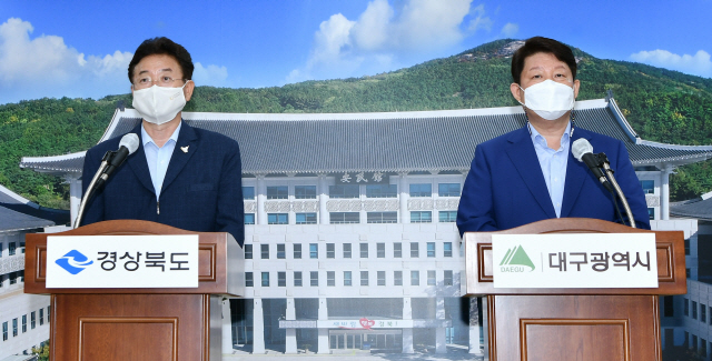 권영진(오른쪽) 대구시장과 이철우 경북도지사가 25일 도청에서 통합신공항 이전지 선정 관련 의성 발전방안을 담은 공동합의문과 시·도민 호소문을 발표하고 있다. /사진제공=대구시