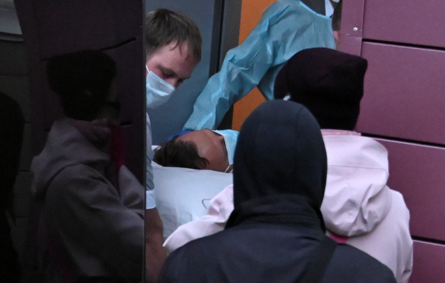 지난 22일(현지시간) 알렉세이 나발니가 독일 병원으로 이송되고 있다./로이터연합뉴스