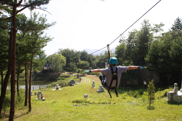 365세이프타운 내 야외시설인 챌린지월드에서는 외줄을 타고 70여m를 하강하는 짚라인을 체험해볼 수 있다.
