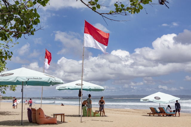 지난 7일(현지시간) 인도네시아 발리의 해변을 찾은 관광객들이 휴식을 취하고 있다. /EPA연합뉴스