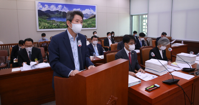 이인영 통일부 장관이 25일 국회 외교통일위원회 전체회의에서 업무보고하고 있다./연합뉴스