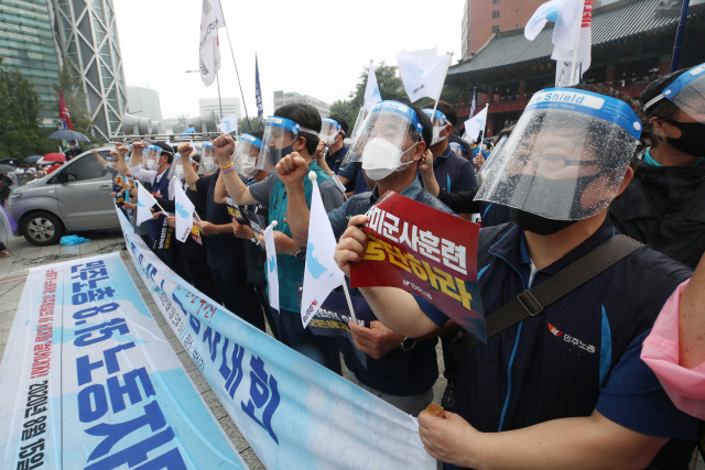 광복절인 15일 오후 서울 종로구 보신각 앞에서 열린 ‘민주노총 8·15 노동자대회’에서 참석자들이 구호를 외치고 있다./연합뉴스