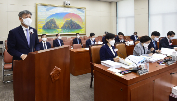 박삼득 국가보훈처장이 25일 서울 여의도 국회에서 열린 정무위원회 전체회의에서 결산보고를 하고 있다.       /연합뉴스