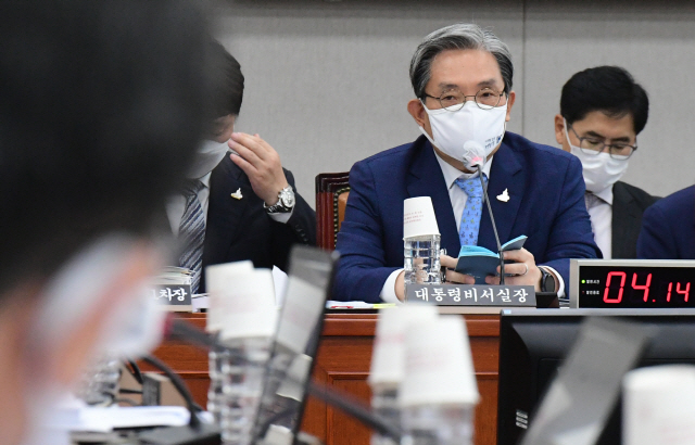 노영민 대통령 비서실장이 25일 국회 운영위원회 전체회의에서 답변하고 있다. /연합뉴스