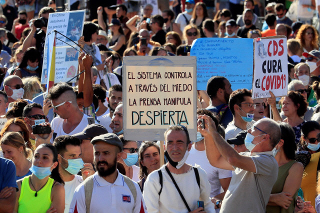 16일(현지시간) 스페인 마드리드에서 공공장소에서의 마스크 착용 의무화에 반대하는 이들이 시위를 벌이고 있다. /EPA연합뉴스