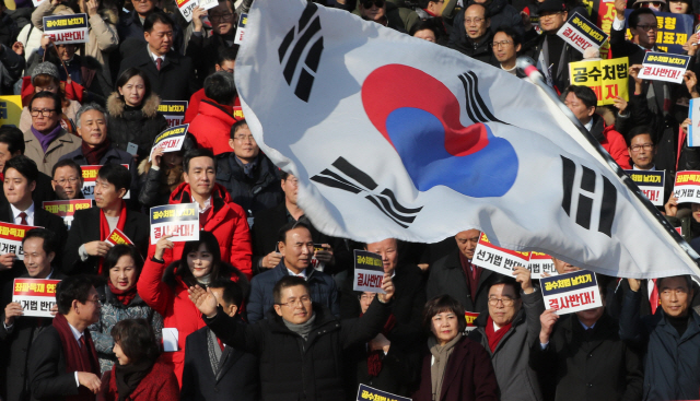 지난해 12월 16일 당시 자유한국당 황교안 대표가 16일 오전 서울 여의도 국회 본청 계단 앞에서 열린 ‘공수처법 선거법 날치기 저지 규탄대회’가 끝난 뒤 두손을 들어 인사하고 있다./연합뉴스