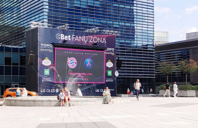 리투아니아 수도 빌니우스시 중심가에 위치한 광장에 설치된 대형 스크린에서 LG 올레드 TV 옥외광고가 나오고 있다./사진제공=LG전자