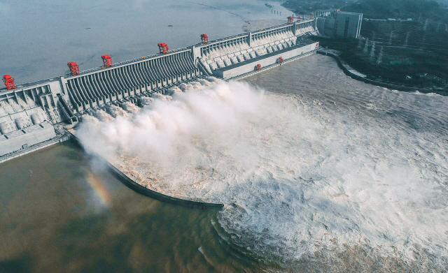 중국 후베이성 이창시에 위치한 싼샤댐이 지난 23일 역대 최다인 11개의 수문을 열고 물을 하류로 방류하고 있다. /AFP연합뉴스
