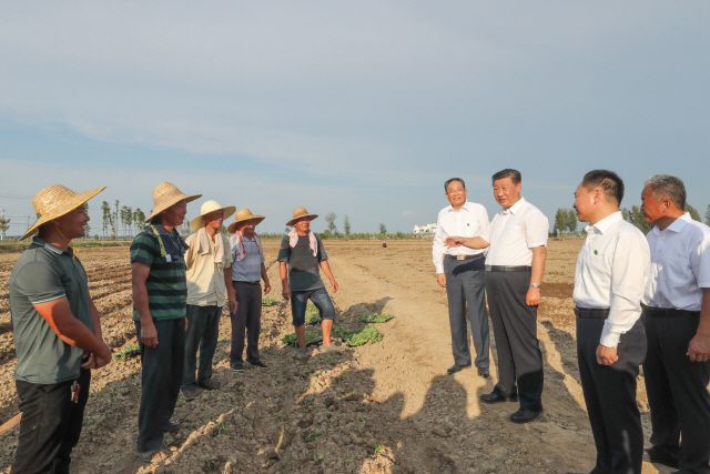 시진핑 중국 국가주석이 지난 18일 안후이성 푸양을 방문해 현지 주민과 관리들을 상대로 홍수 피해 방지와 농업생산 재개 방향을 말하고 있다. /신화연합뉴스