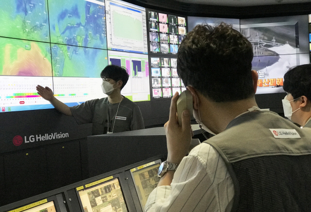 LG헬로비전 임직원들이 서울 양천구에 위치한 통합관제실에서 태풍 이동경로를 모니터링하고 있다./사진제공=LG헬로비전