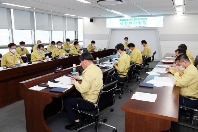 한국철도시설공단은 26일 본사 재난대책본부에서 코로나19의 전국적 확산과 태풍(제8호 바비) 위기경보에 따라 김상균 이사장 주재로 상황판단회의를 갖고 있다. 사진제공=한국철도시설공단