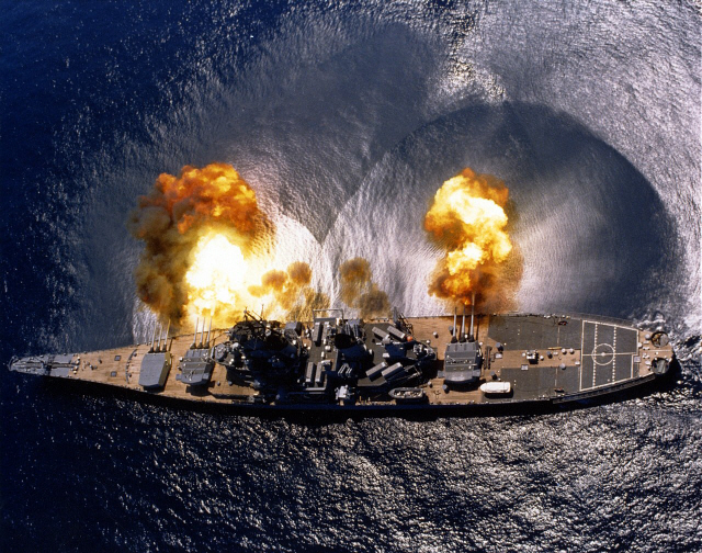 현대화 개장 후 중미 해안에서 함포사격 훈련 중인 아이오와. 주포 9문의 동시 사격은 핵폭탄을 제외하고는 가장 강력한 화력으로 손꼽힌다. /위키피디아