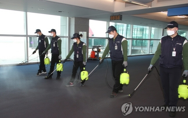 인천공항 건물을 방역하는 모습/연합뉴스