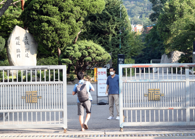 고3을 제외한 수도권 유초중고 전면 원격 수업이 실시된 26일 오전 서울 종로구 경복고등학교로 고3 학생들이 등교하고 있다. /연합뉴스