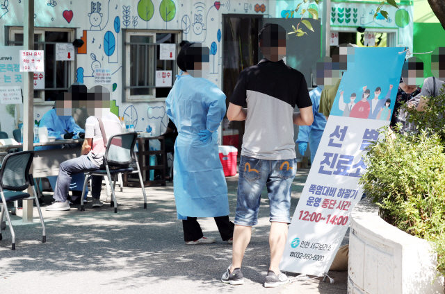 인천지역에 신종 코로나바이러스 감염증(코로나19) 확진자가 속출한 지난 24일 인천시 서구 서구보건소 선별진료소에 시민들이 검체 검사를 기다리고 있다. /연합뉴스