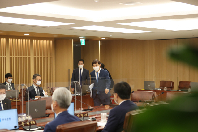 이주열 한국은행 총재가 27일 오전 서울 중구 한국은행에서 열린 금융통화위원회 본회의에 참석하고 있다. /사진제공=한은