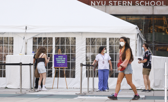 21일(현지시간) 미국 뉴욕 뉴욕대에 설치된 코로나19 검사소에 학생들이 들어서고 있다. /EPA연합뉴스