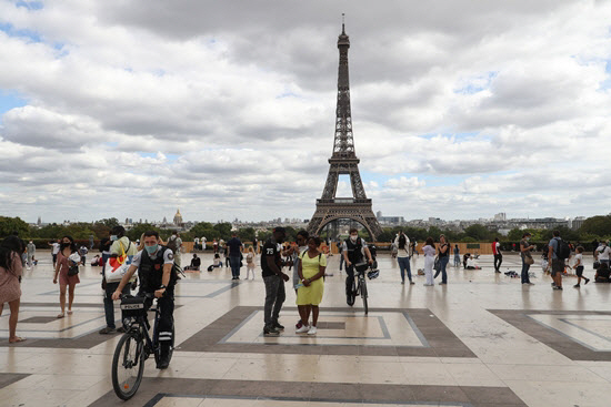 마스크를 쓴 프랑스 경찰이 에펠탑 주변을 순찰하고 있다. /AFP연합뉴스