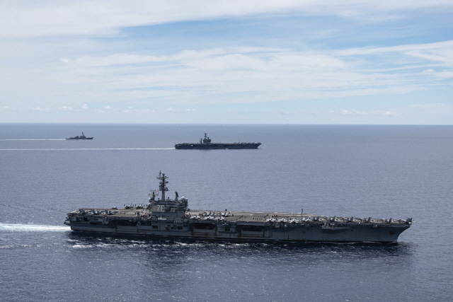 USS 로널드 레이건호와 USS 니미츠호가 남중국해를 항해하고 있다. /AP연합뉴스