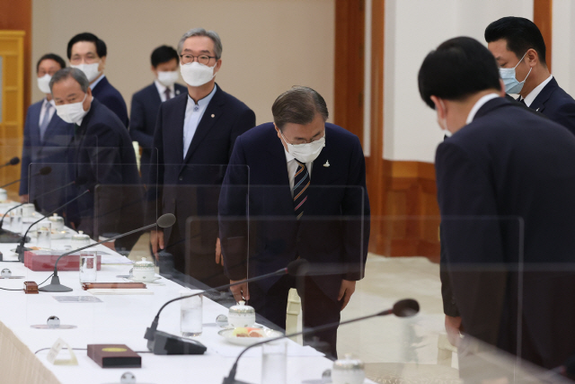 문재인 대통령이 27일 청와대 본관에서 열린 한국 개신교회 지도자 초청 간담회에 참석하며 인사를 하고 있다./연합뉴스