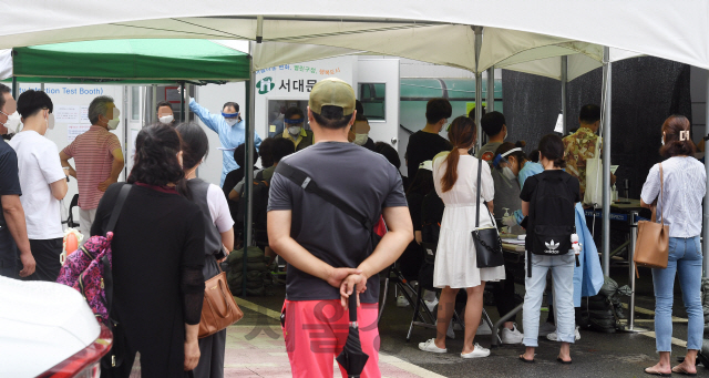 코로나19 신규 확진자 수가 441명으로 급증하며 지난 대구·경북 중심의 1차 대유행기 정점기 이후 처음으로 신규 확진자 수가 400명대를 넘어선 27일 오후 서울 서대문구보건소에 마련된 선별진료소가 코로나19 검사를 받으려는 시민들로 붐비고 있다. 정부는 이날 정례 브리핑에서 