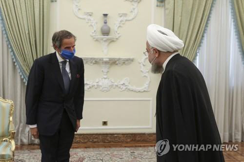 지난 26일 라파엘 그로시(왼쪽) IAEA 사무총장이 이란 테헤란에서 하산 로하니 이란 대통령을 만나고 있다. /AP연합뉴스