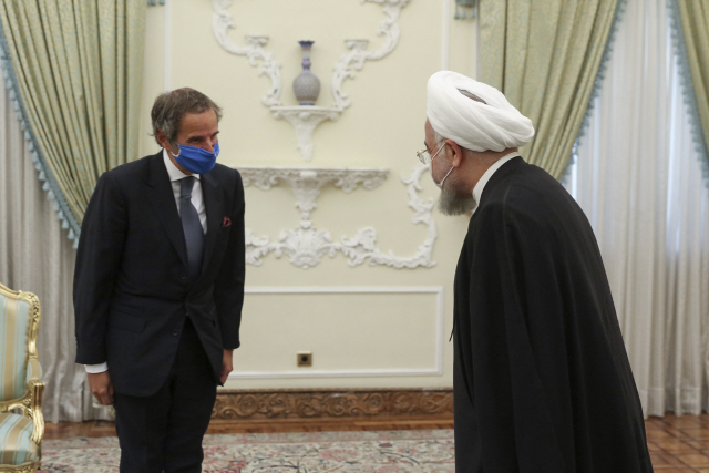 이란을 방문한 라파엘 그로시(왼쪽) 국제원자력기구(IAEA) 사무총장이 26일(현지시간) 테헤란에서 하산 로하니 이란 대통령과 만나고 있다. 이날 IAEA는 핵 활동이 의심되는 미신고시설 2곳에 대한 IAEA의 접근을 허용하기로 이란과 합의했다고 밝혔다./AP연합뉴스