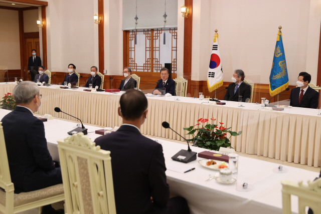 문재인 대통령이 27일 청와대 본관에서 열린 한국 개신교회 지도자 초청 간담회에서 발언하고 있다./연합뉴스