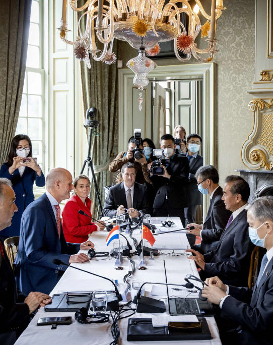 왕이(오른쪽 가운데) 중국 외교부장이 26일(현지시간) 네덜란드 보르쇼턴의 뒤벤보르데성에서 스테프 블로크(왼쪽 가운데) 네덜란드 외무장관과 회담을 하고 있다. 최근 남중국해를 놓고 미국과의 갈등이 격화하는 가운데 중국은 적극적인 외교전에 나서고 있다./AFP연합뉴스