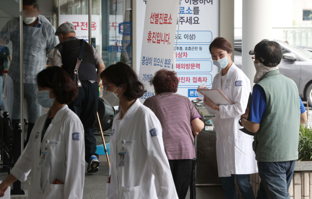 전공·전임의 집단 사직…정부 '진료명령 358명 미복귀땐 고발'