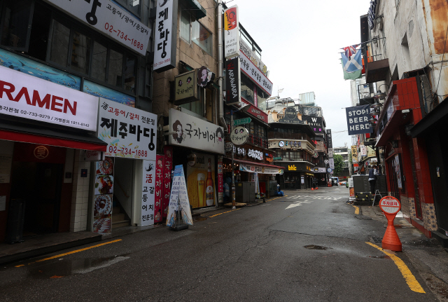 코로나19 전국 대유행 가능성이 커지자 의료계에서 사회적 거리두기 3단계 격상을 촉구하는 가운데 27일 서울 종로구 일대 거리가 한산한 모습을 보이고 있다. /연합뉴스