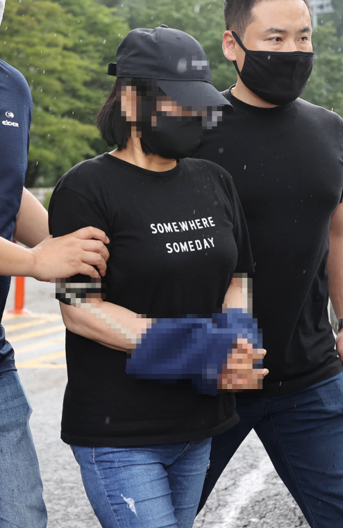 내연 관계에 있던 60대 남성을 살해한 혐의를 받는 40대 여성 김모씨가 27일 오후 서초구 서울중앙지방법원에서 영장실질심사를 마치고 법원을 나서고 있다./연합뉴스