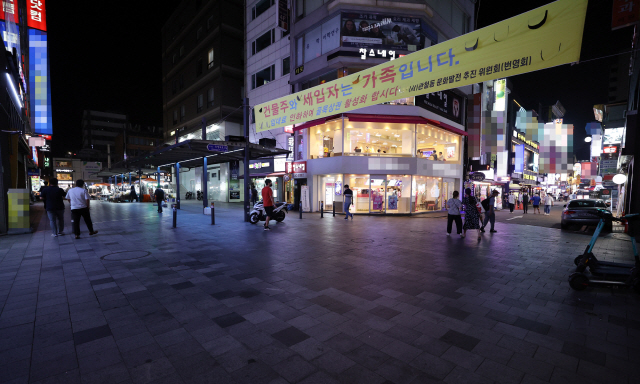 지난 19일 오후 서울 종로구 젊음의 거리 일대가 한산한 모습을 보이고 있다./연합뉴스