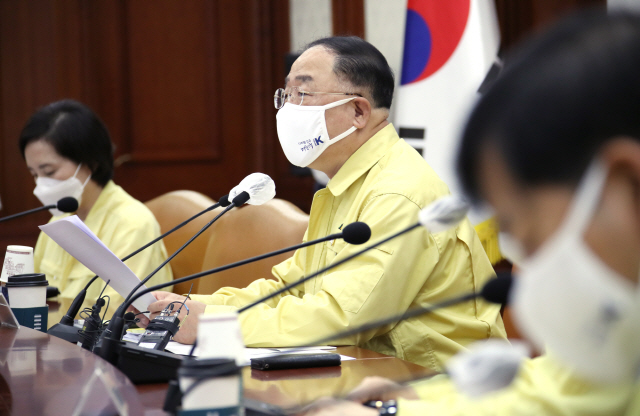 홍남기 경제부총리 겸 기획재정부 장관이 27일 오전 정부서울청사에서 열린 제15차 비상경제 중앙대책본부 회의에서 발언하고 있다. /연합뉴스