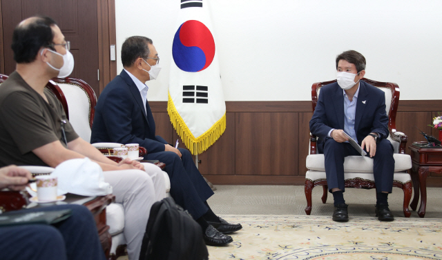 이인영 통일부 장관이 28일 정부서울청사 장관실에서 금강산기업인들과 만나 면담하고 있다./연합뉴스